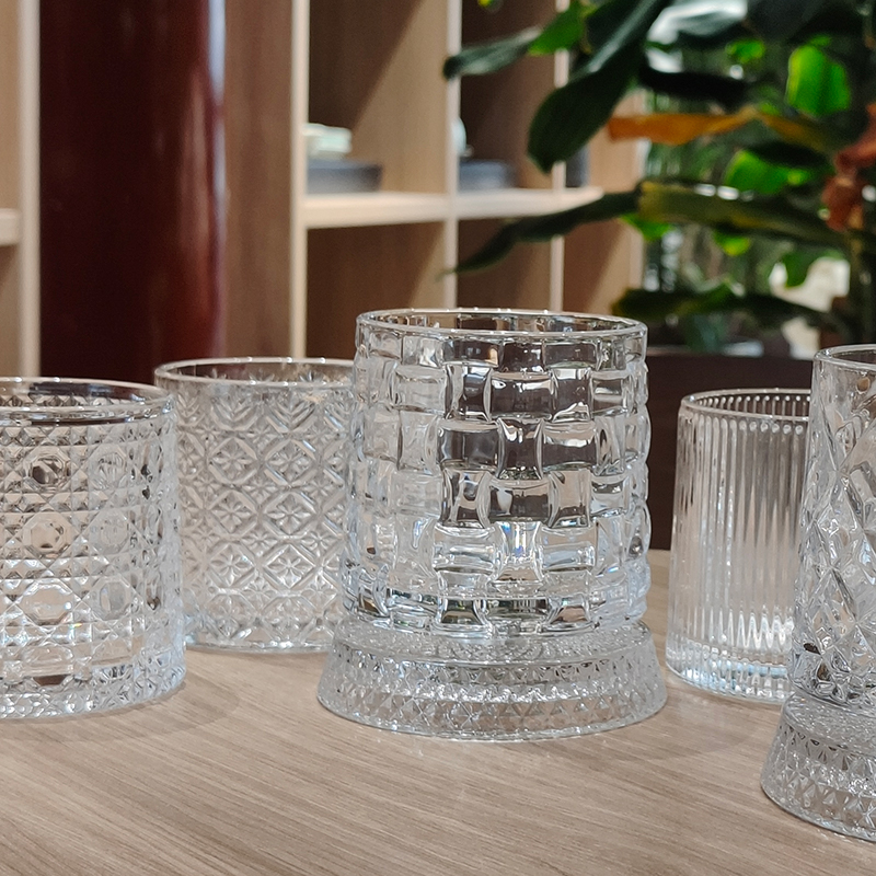 Wine Or Beer - Koffiekopjes Wijnglazen Whiskyglazen Draaibaar Kristallen glazen